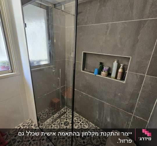 דלת זכוכית למקלחת עם מסגרת שחורה